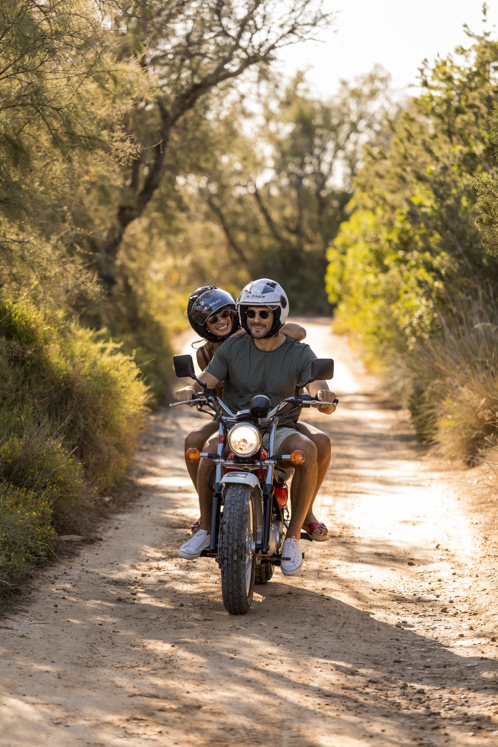 Quiero visitar Formentera en moto, ¿mejor una scooter o una motocicleta?