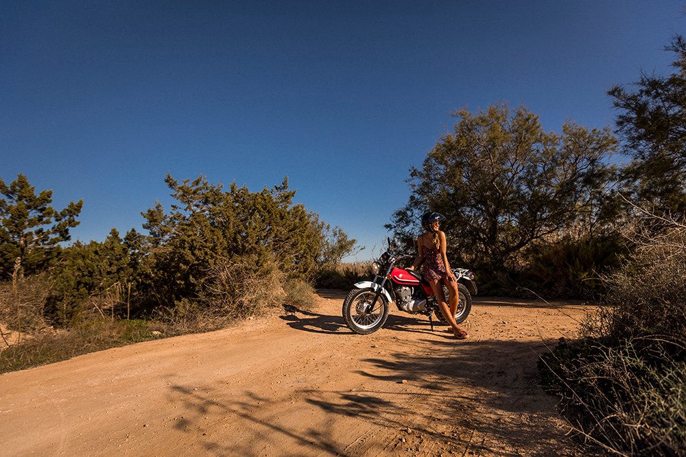 ¿Qué servicios incluye el alquiler de motos de La Savina Rent a Car?