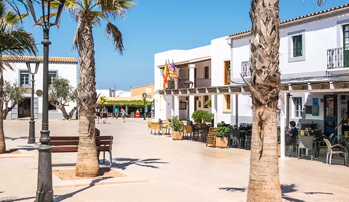 Explora Sant Francesc con La Savina Rent a Car, tu guía completa