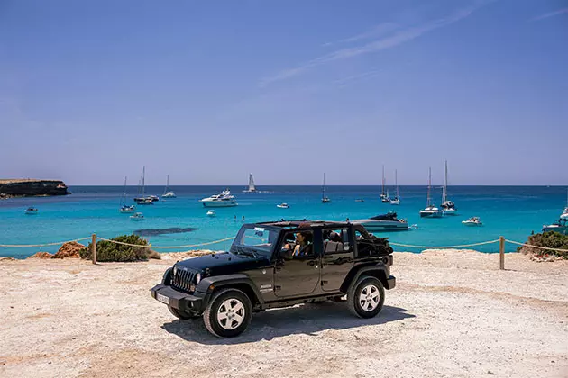 Qué llevar en tu coche de alquiler para un día perfecto de playa